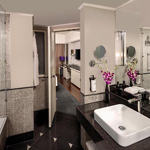 Superior King Room Club Millésime Access City View
